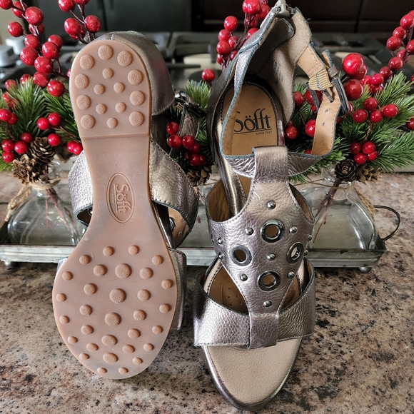 NWOT Sofft Pewter Metallic Leather Gladiator Sandals sz7 - Picture 2 of 4